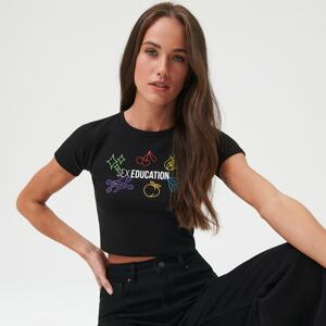 Sinsay - Crop top s potlačou Sex Education - Čierna