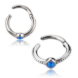 Zdobený oceľový krúžok s otváraním a tmavo modrým opálovým kamienkom Veľkosť piercingu: 1,2 mm x 8 mm