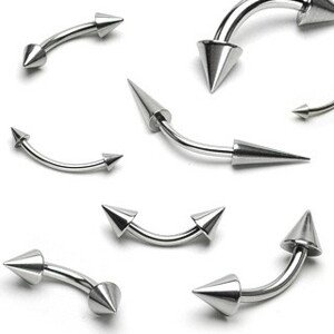 Oceľový piercing striebornej farby, zahnutá činka ukončená dvoma kužeľmi - Rozmer: 1,6 mm x 10 mm x 5x5 mm