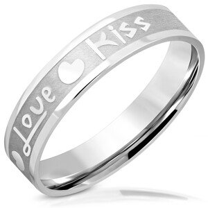 Obrúčka z ocele - matný pás s lesklými hranami, nápis "Love" a "Kiss", srdiečka, 5 mm - Veľkosť: 62 mm