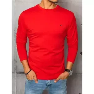 Pekné červené tričko s dlhým rukávom.
