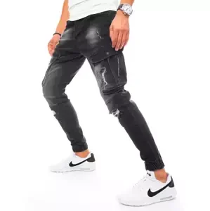 Praktické čierne džínsové nohavice.
