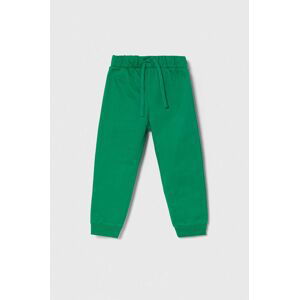 Detské bavlnené tepláky United Colors of Benetton zelená farba, s potlačou