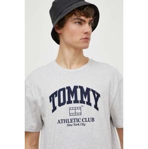 Bavlnené tričko Tommy Jeans pánske, šedá farba, s nášivkou, DM0DM18557
