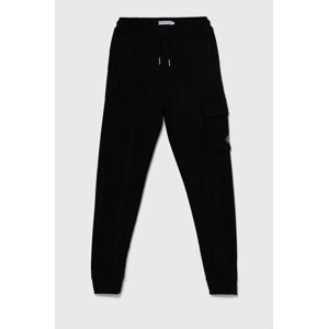 Detské bavlnené tepláky Calvin Klein Jeans BADGE CARGO RELAXED čierna farba, jednofarebné, IB0IB02199