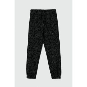 Detské bavlnené tepláky Calvin Klein Jeans čierna farba, vzorované