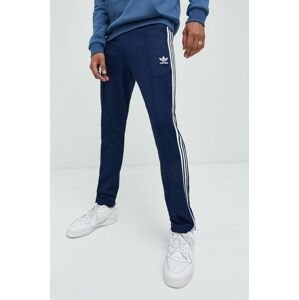 Tepláky adidas Originals pánske, tmavomodrá farba, s nášivkou