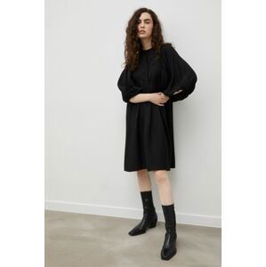 Šaty Bruuns Bazaar čierna farba, mini, áčkový strih