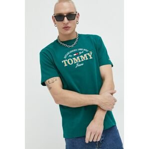 Bavlnené tričko Tommy Jeans zelená farba, s nášivkou