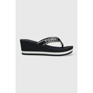 Žabky Tommy Hilfiger TOMMY WEBBING H WEDGE SANDAL dámske, tmavomodrá farba, na kline