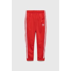 Detské tepláky adidas Originals HD2047 červená farba, s nášivkou